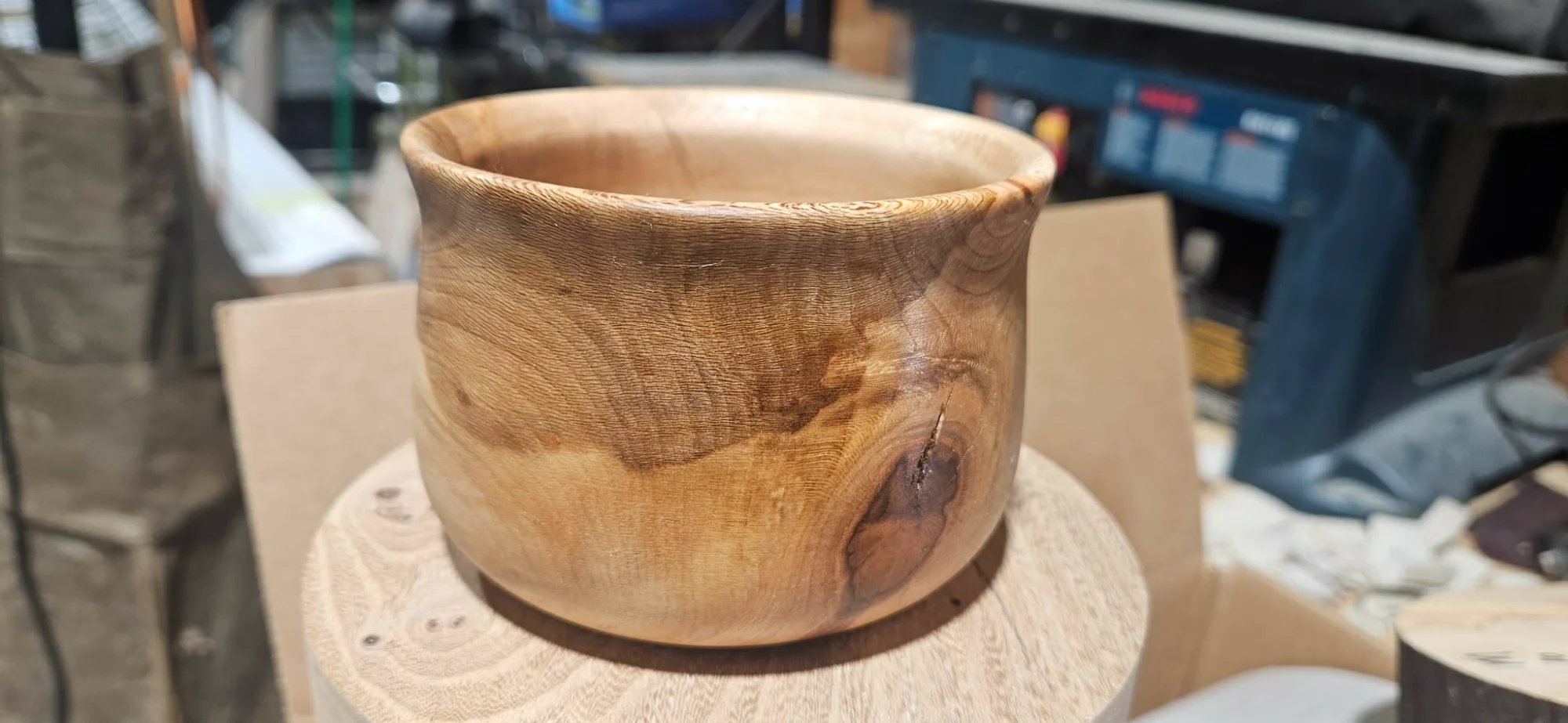 Wooden bowl with natural character